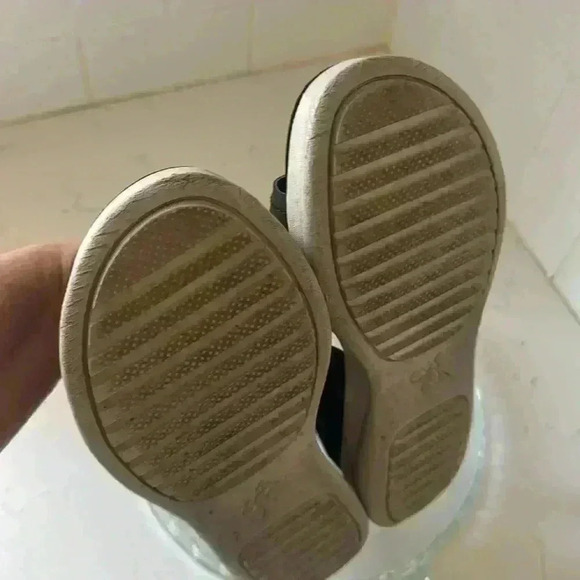 OTBT Forever Whitney black leather slip on cutout sandals size 8 - Picture 8 of 9